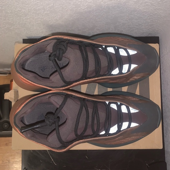 YEEZY 700 V3 COPPER FADE SIZE 11.5M - Picture 6 of 6